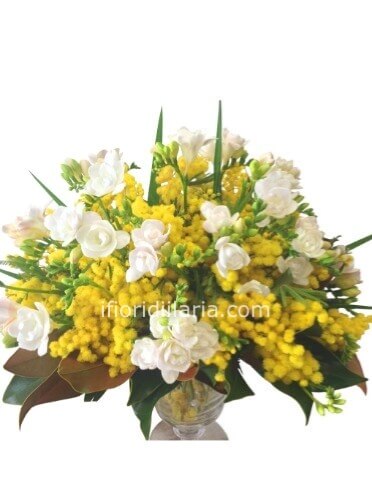 Bouquet di fresie e mimosa